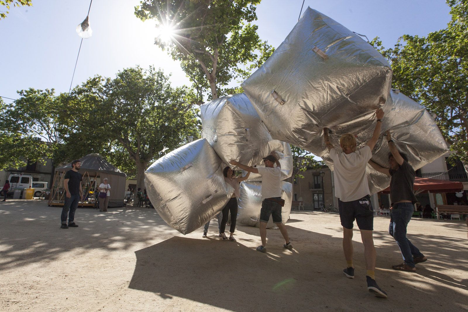 Barricades inflables contra el canvi climàtic FOTO: Lali Puig
