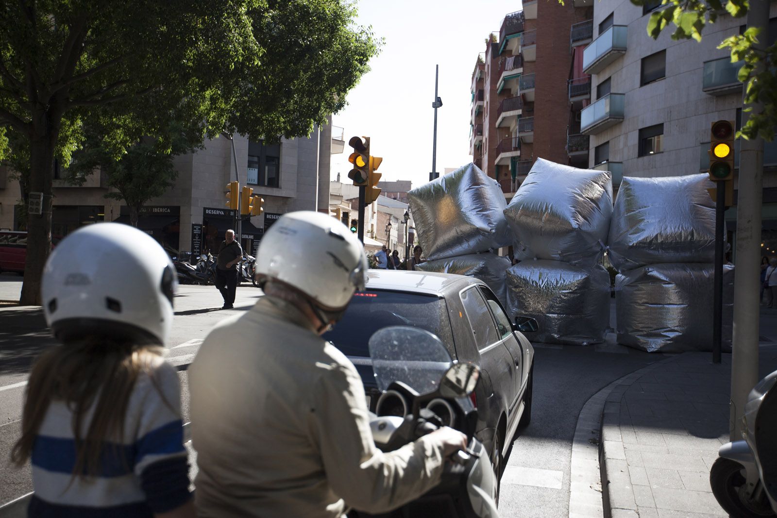 FesCamp: Barricades inflables contra el canvi climàtic a la Plaça de Barcelona. FOTO: Lali Puig