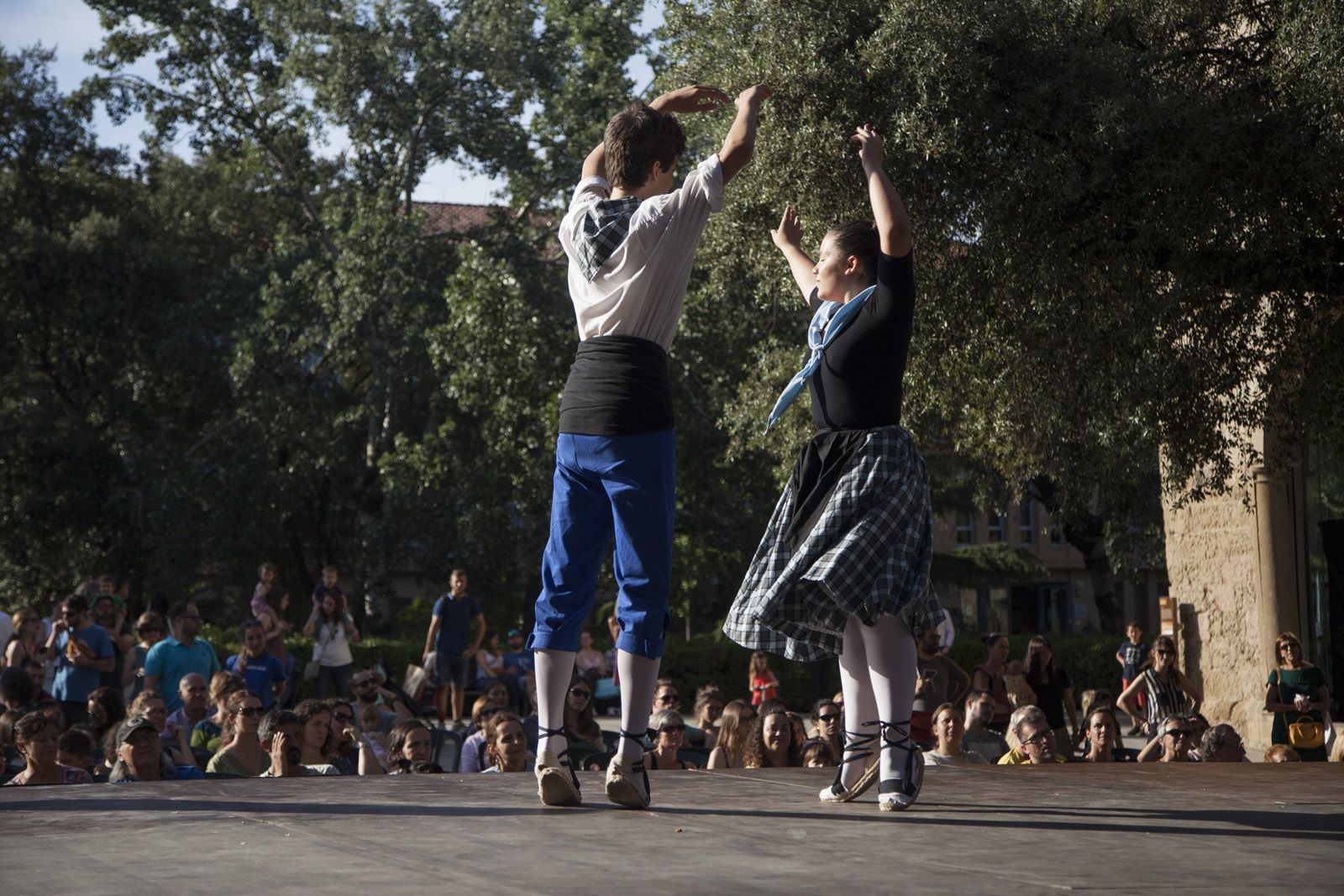Imatge del final de curs de l’Escola de Dansa del Grup Mediterrània a la Plaça de l’Om. FOTO: Lali Puig