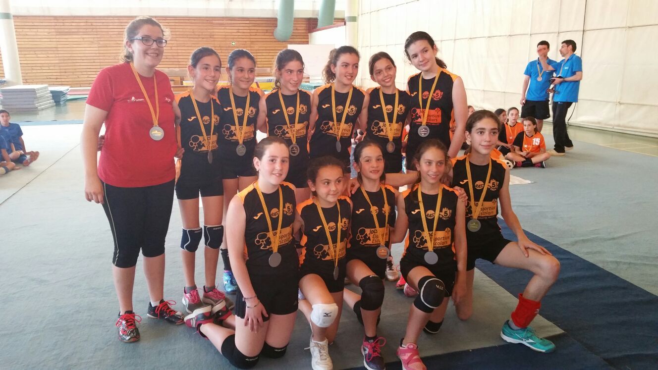 L'equip aleví femení de voleibol de l'escola Pins del Vallès, campió de Catalunya escolar. FOTO: Cedida