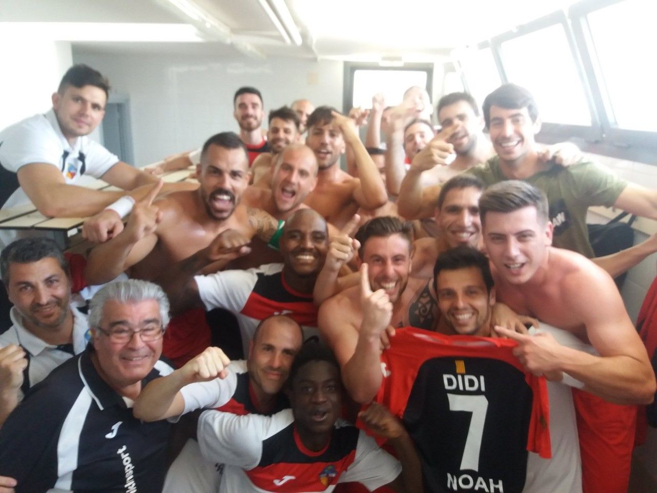 El Sant Cugat Esport FC celebra la permanència a Primera Catalana. FOTO: @SantCugatEsport