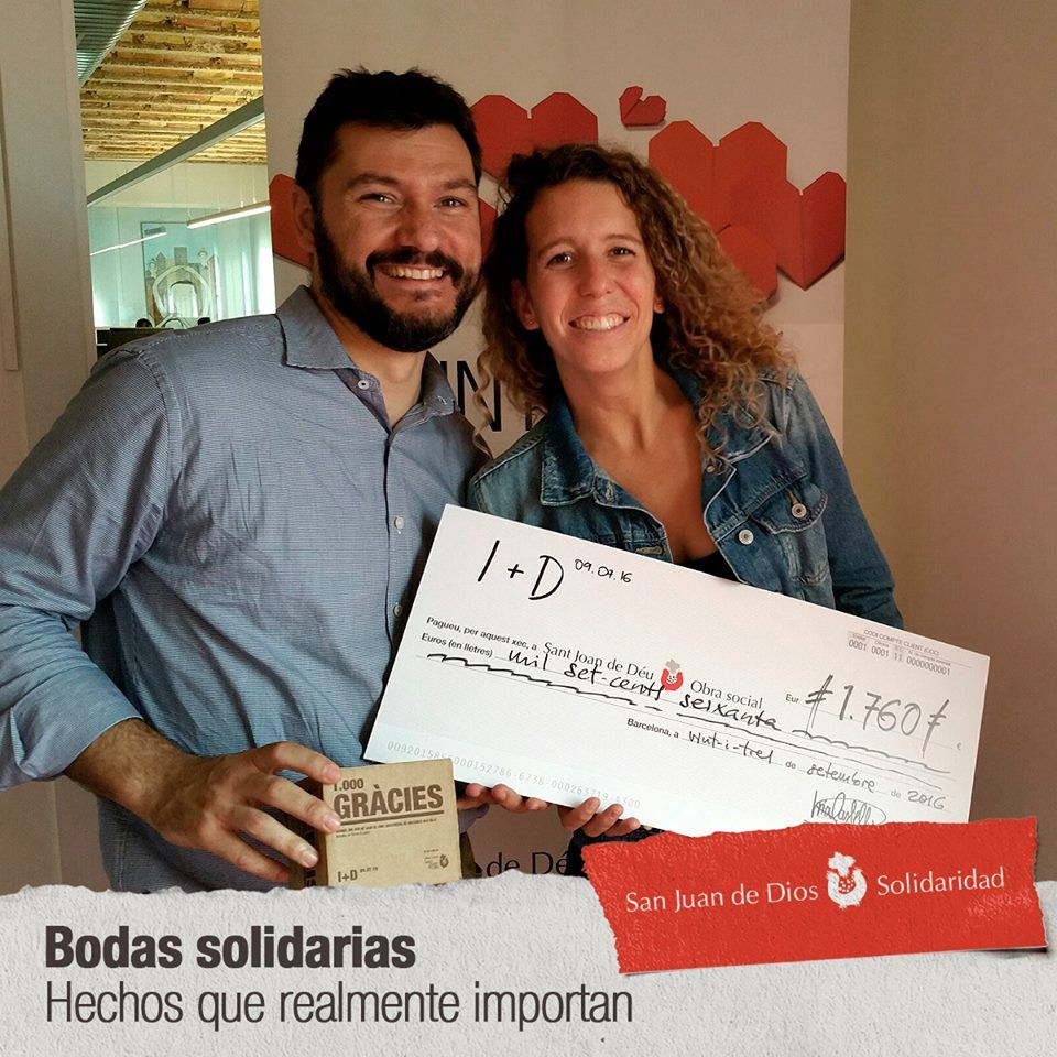 Dani Monedero i Iria Castelló entregant els 1.760 euros a l'Obra Social Sant Joan de Déu FOTO: Cedida 