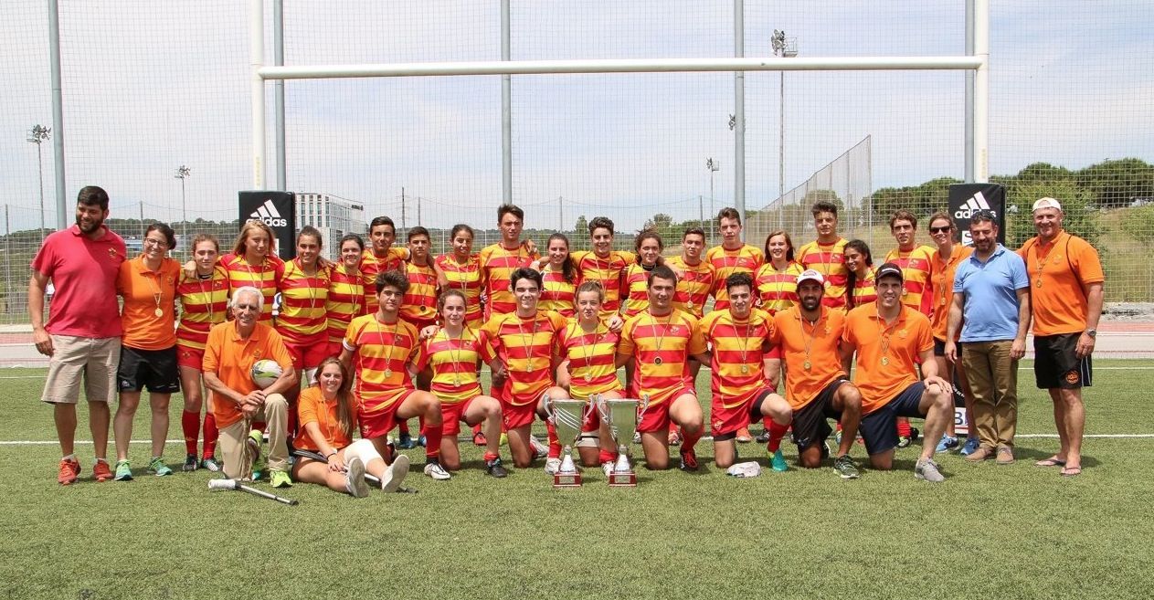 Les seleccions catalanes sub-16 de seven, amb els trofeus. FOTO: Jaume Andreu / FCR