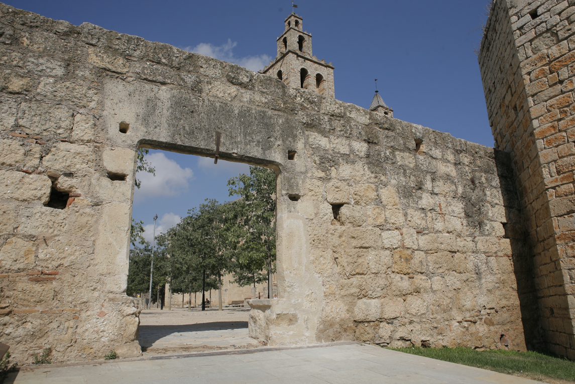 Una de les portes exteriors del Monestir de Sant Cugat FOTO: Artur Ribera