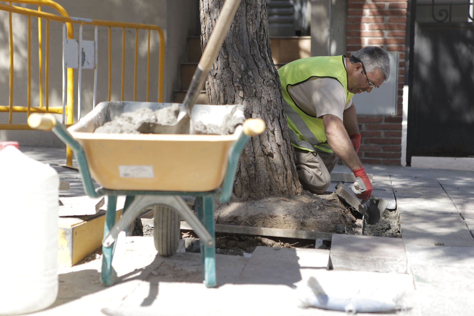 Fins a 9 de les persones contractades treballaran a la Brigada Municipal FOTO: Artur Ribera 