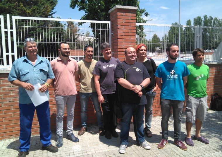 Representants de la CUP-PC i dels treballadors a la planta de Delphi de Sant Cugat