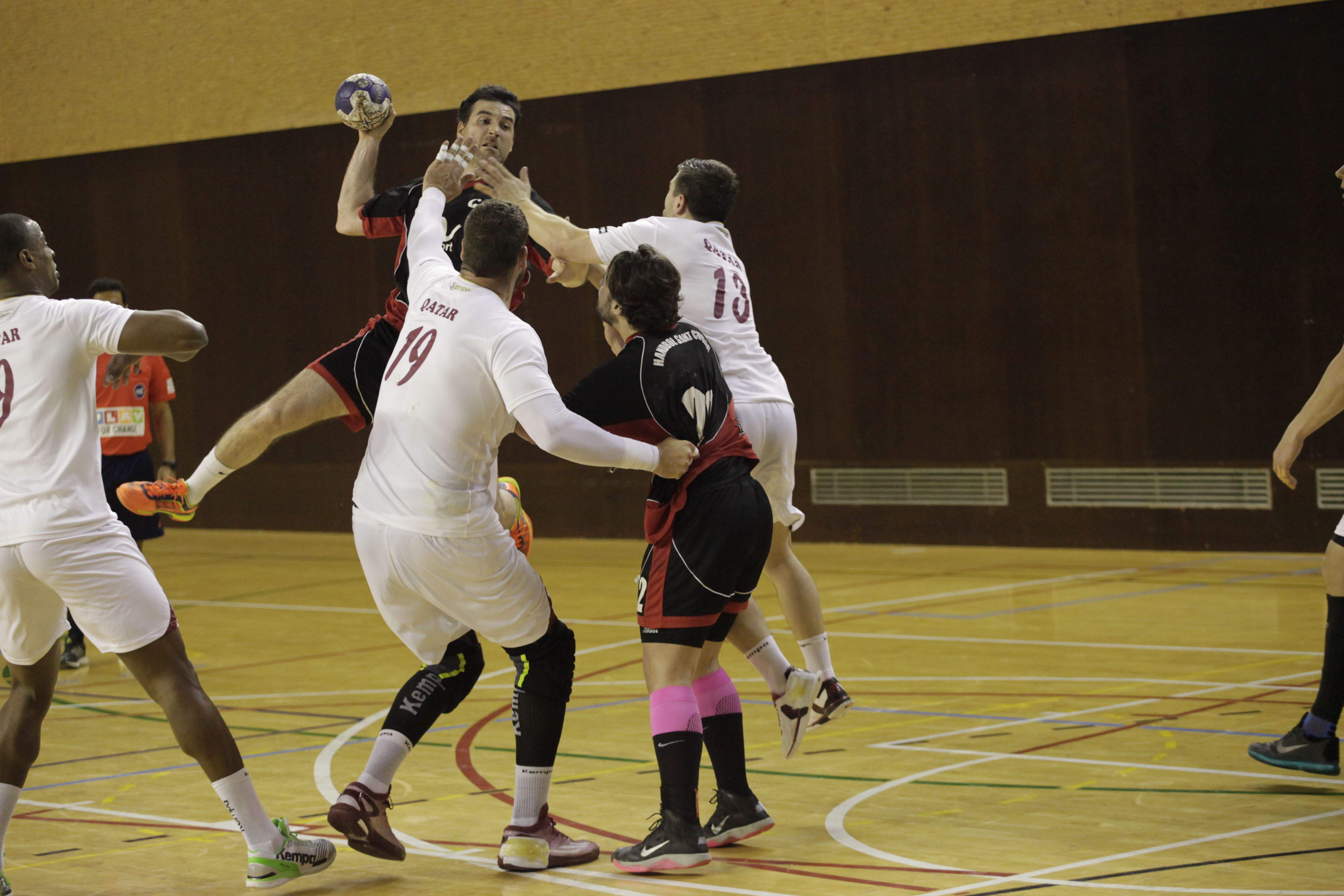 Fa un any, el primer equip del Club Handbol Sant Cugat ja va jugar contra la selecció absoluta de Qatar. FOTO: Artur Ribera