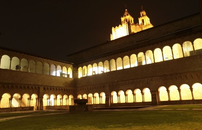 El Claustre del Monestir de nit FOTO: Arxiu
