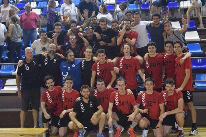 El sènior C del Club Handbol Sant Cugat, celebrant l'ascens a 2a Catalana. FOTO: CH Sant Cugat