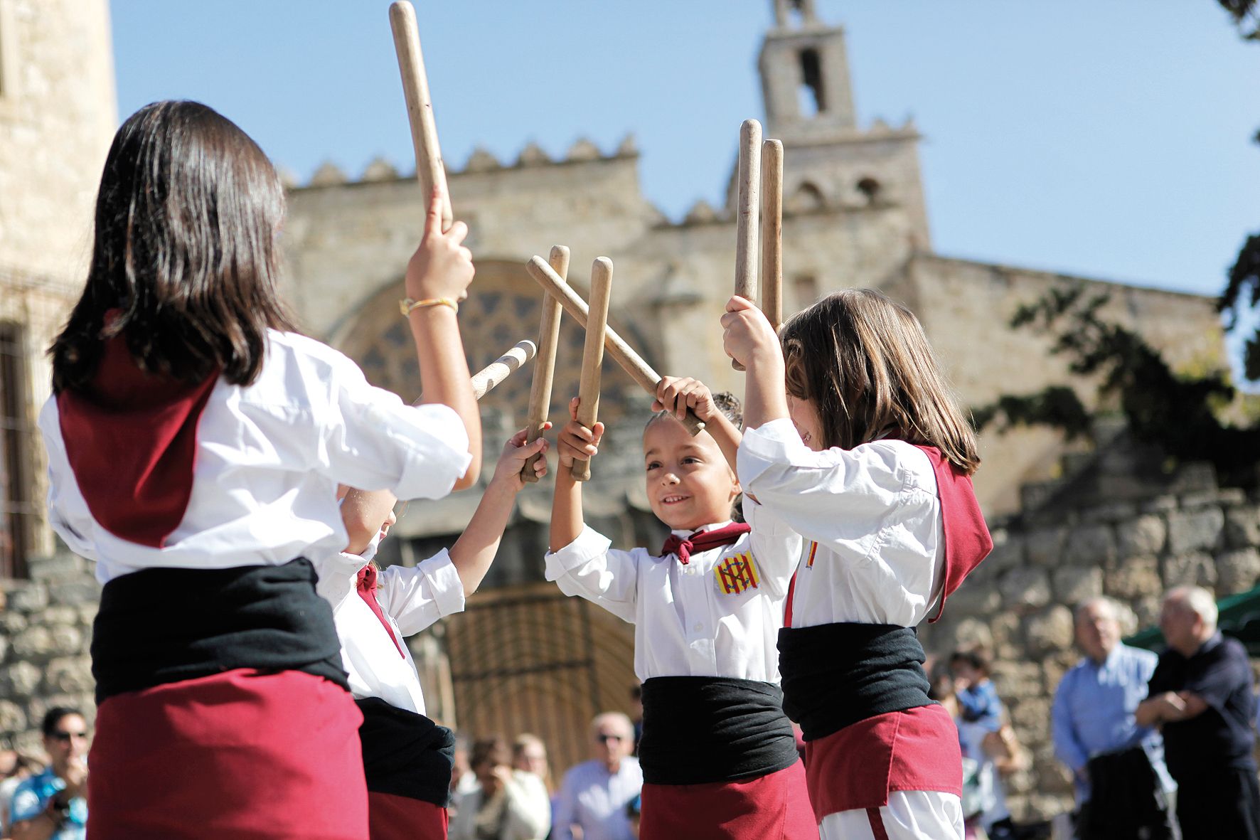 Els Bastoners de Sant Cugat en una actuació a la plaça d'Octavià  FOTO: Artur Ribera