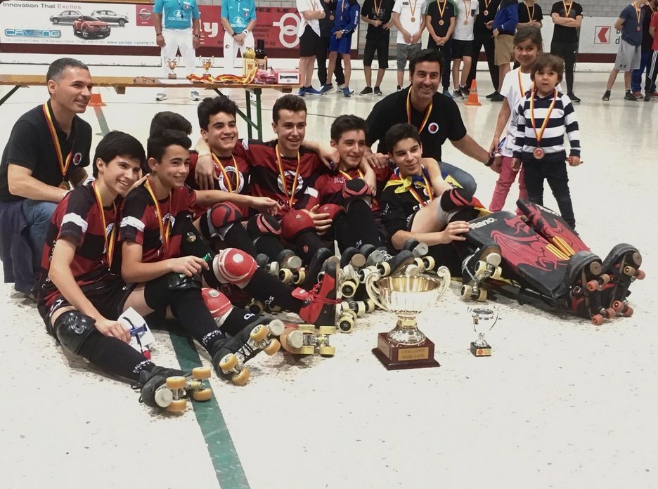 L'infantil del Patí Hoquei Club Sant Cugat, amb el títol de campions. Foto: PHC Sant Cugat