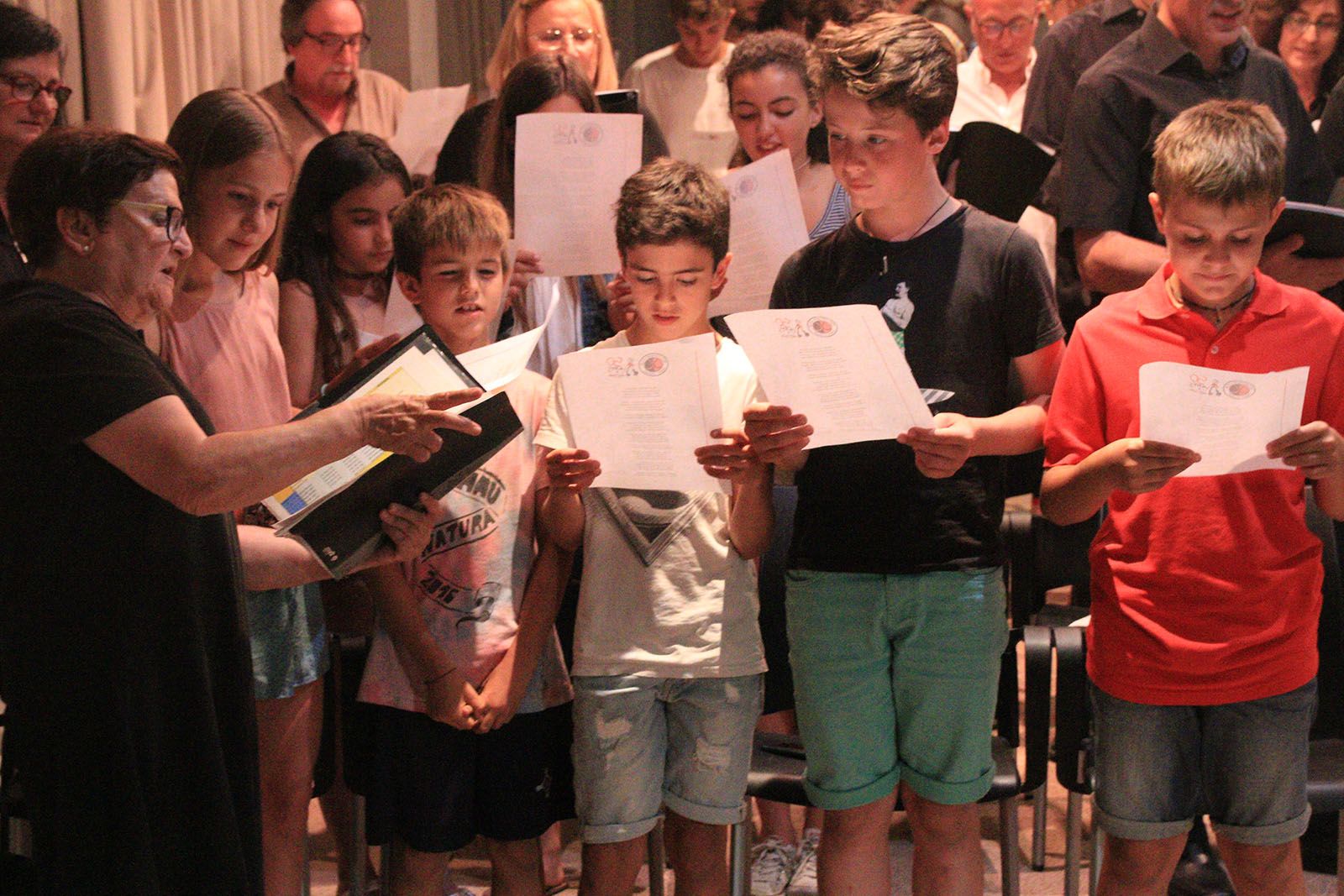 Les més de 50 persones que han assistit a l'acte han cantat l'himne. FOTO: Lali Álvarez