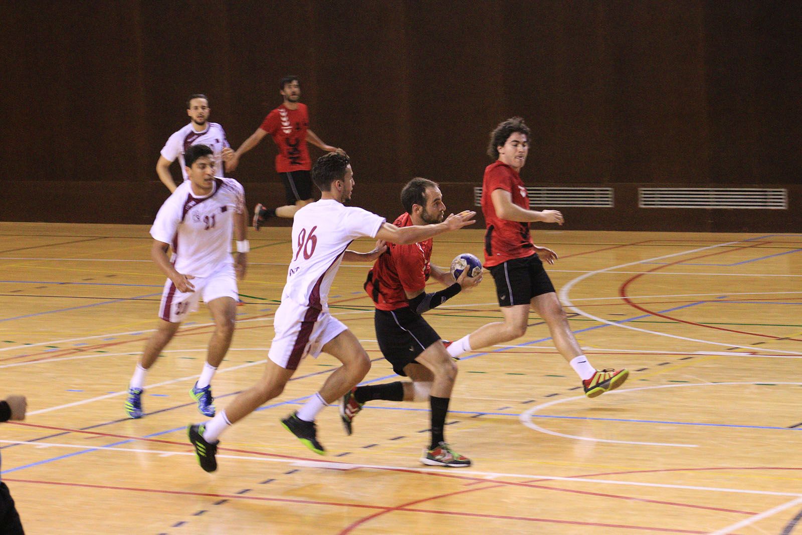 El Club Handbol Sant Cugat ha perdut per 29 gols a 35 amb la selecció júnior de Qatar. FOTO: Lali Álvarez
