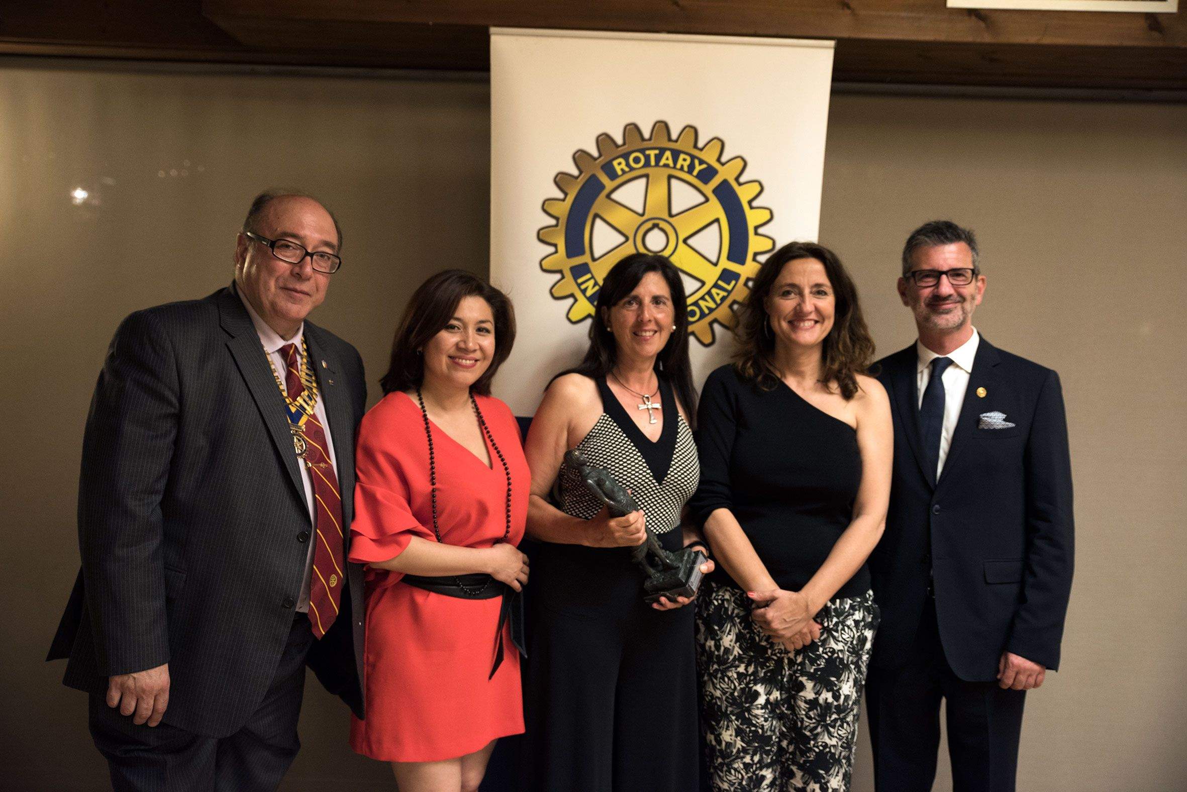 Els guardonats de la nit amb l'alcaldessa i el president del Club Rotary FOTO: Bernat Millet 