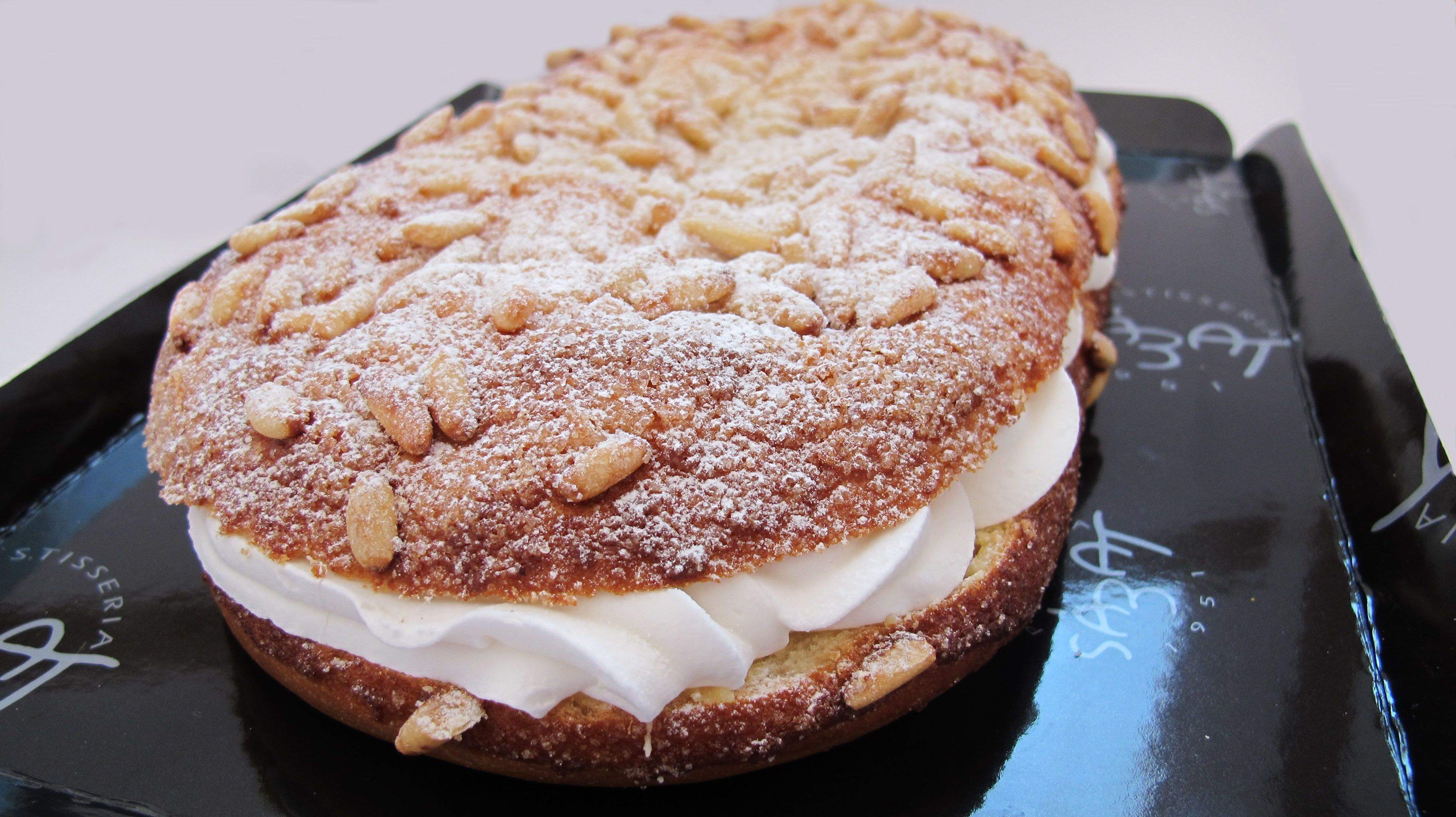 Una coca farcida de nata FOTO: Cedida