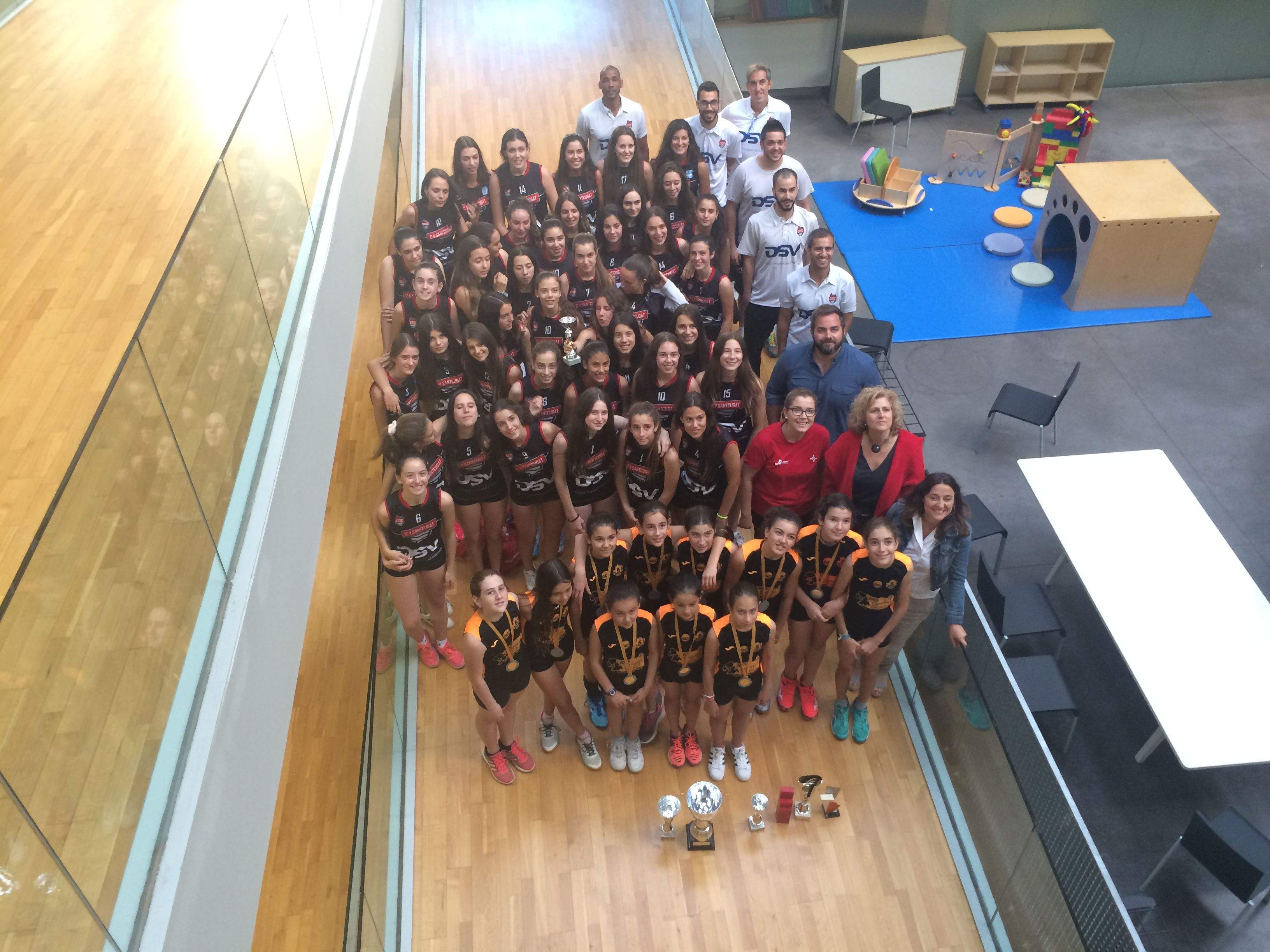 Jugadores, entrenadors, directius i autoritats, després de la recepció. FOTO: Àlex López Puig