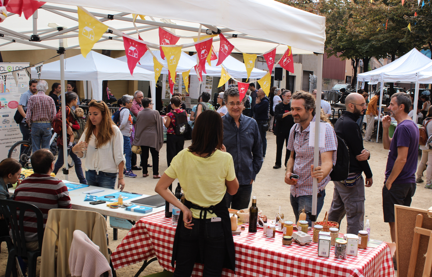 La primera edició de la fira d'economia social i solidària de Sant Cugat FOTO: Ale Gómez