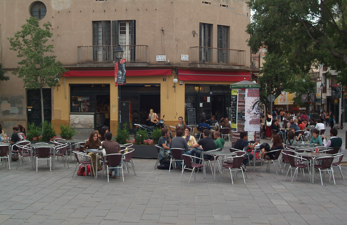 Un dels bars que hi ha a l'estació de Sant Cugat FOTO: Lluís Llebot