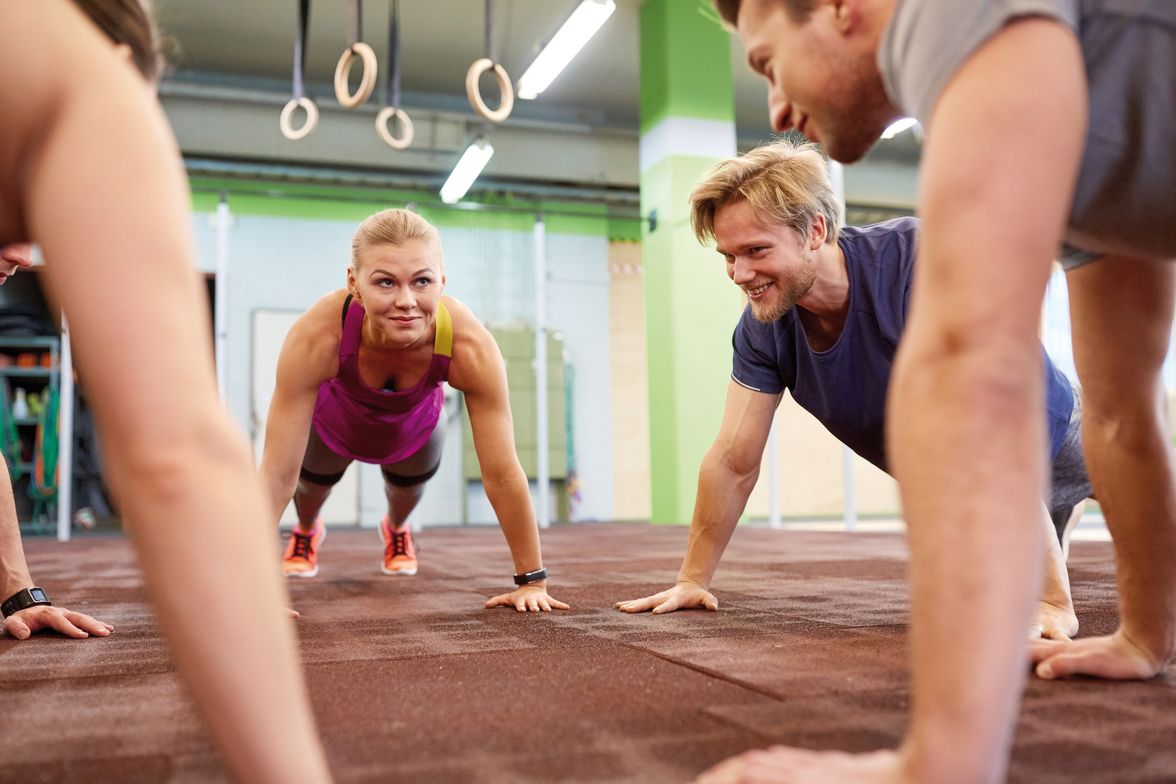 Utilitzeu una pilota suïssa per fer dos tipus d’extensions de tríceps