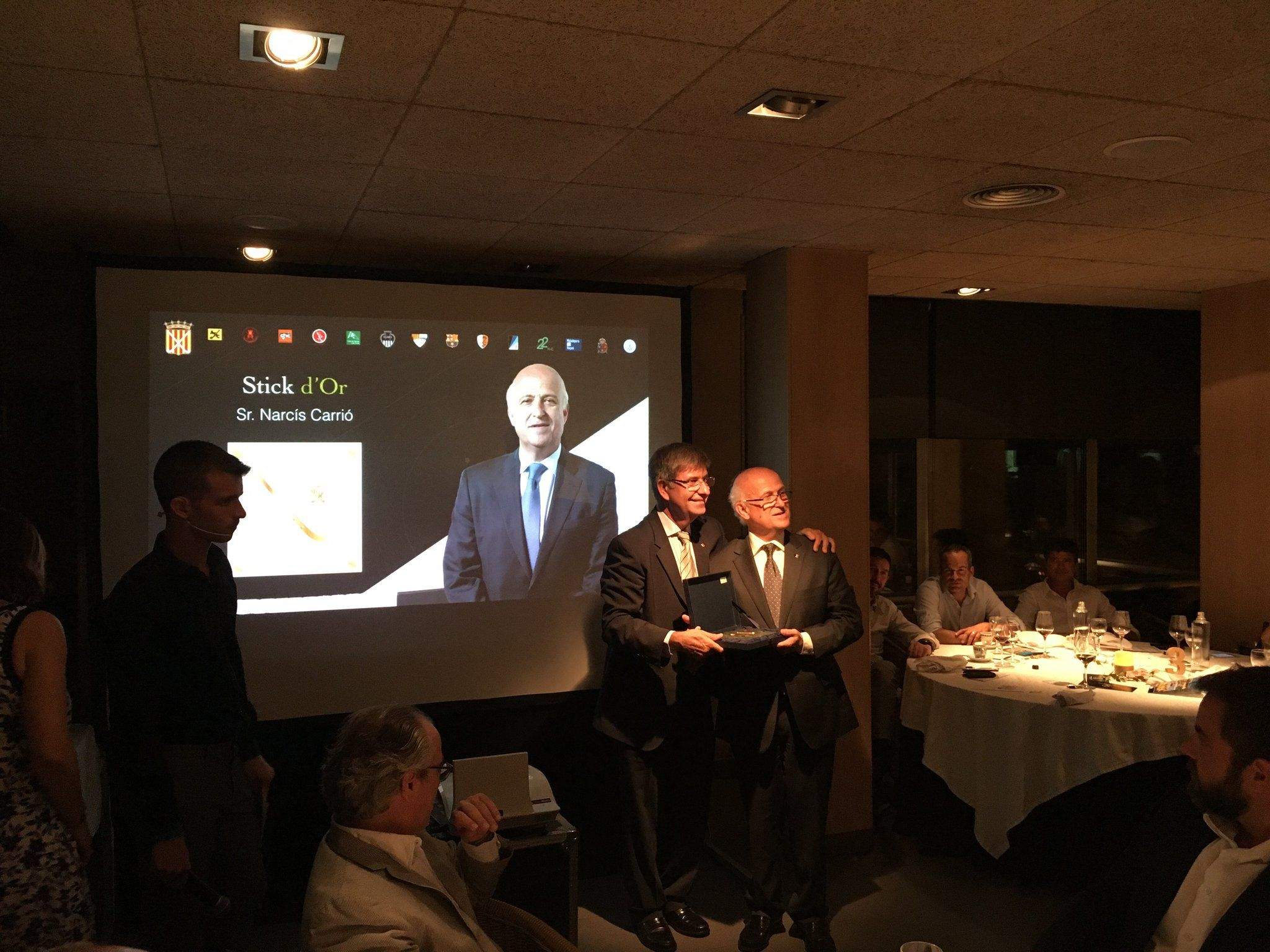 El soci del Junior FC, Narcís Carrió, expresident de la Federació Catalana de Hockey ha rebut el guardó Stick d'Or. FOTO: Twitter Gerard Esteva