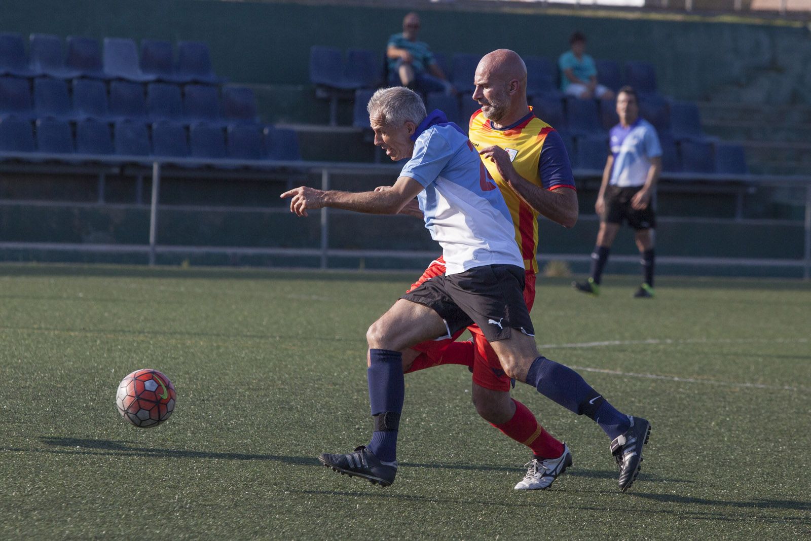 Partit de futbol entre els veterans del Junior FC i els veterans de la selecció catalana al Junior FC. FOTOS. Lali Puig