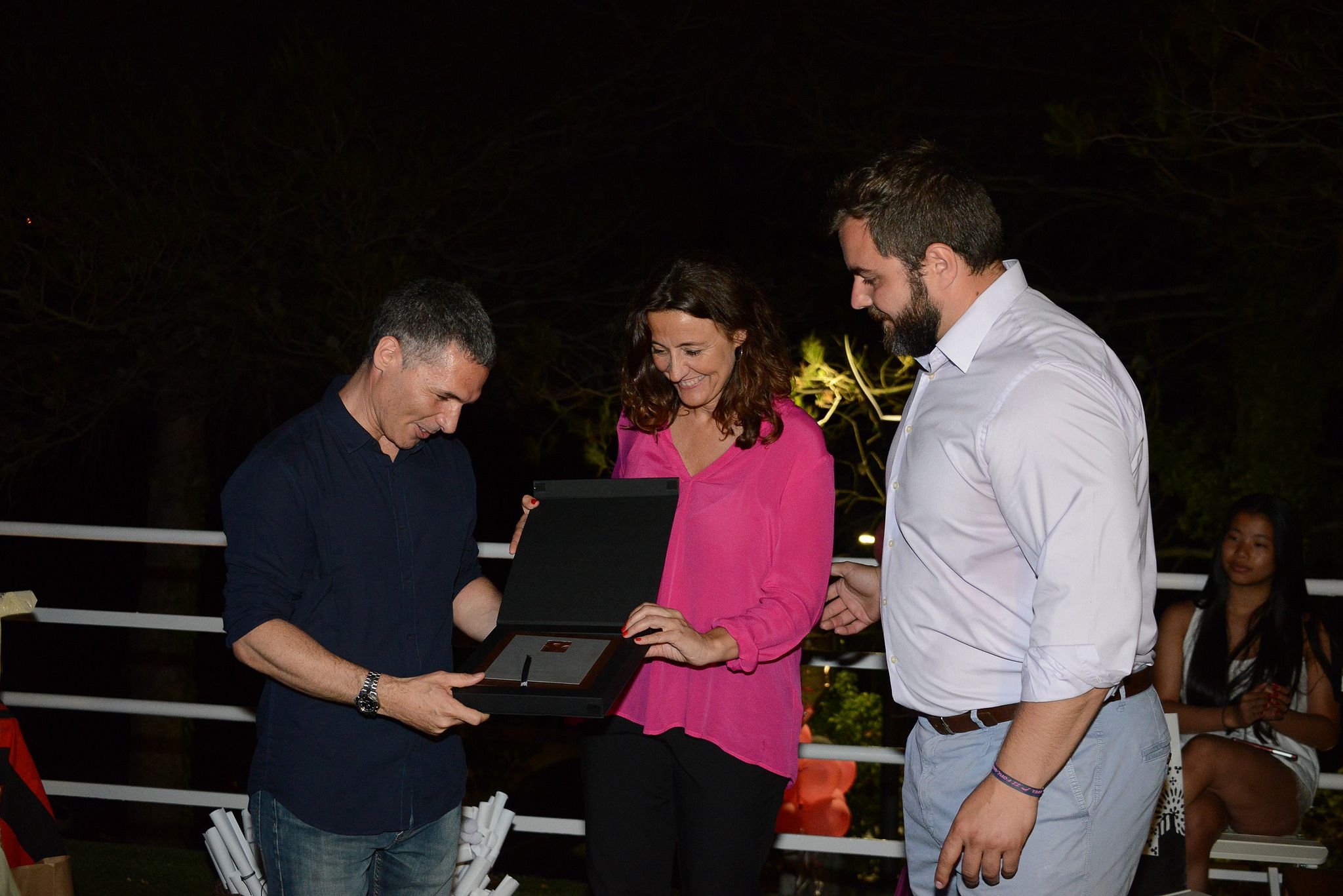 Mercè Conesa i Eloi Rovira han lliurat una placa de reconeixement al PHC Sant Cugat. FOTO: Localpres