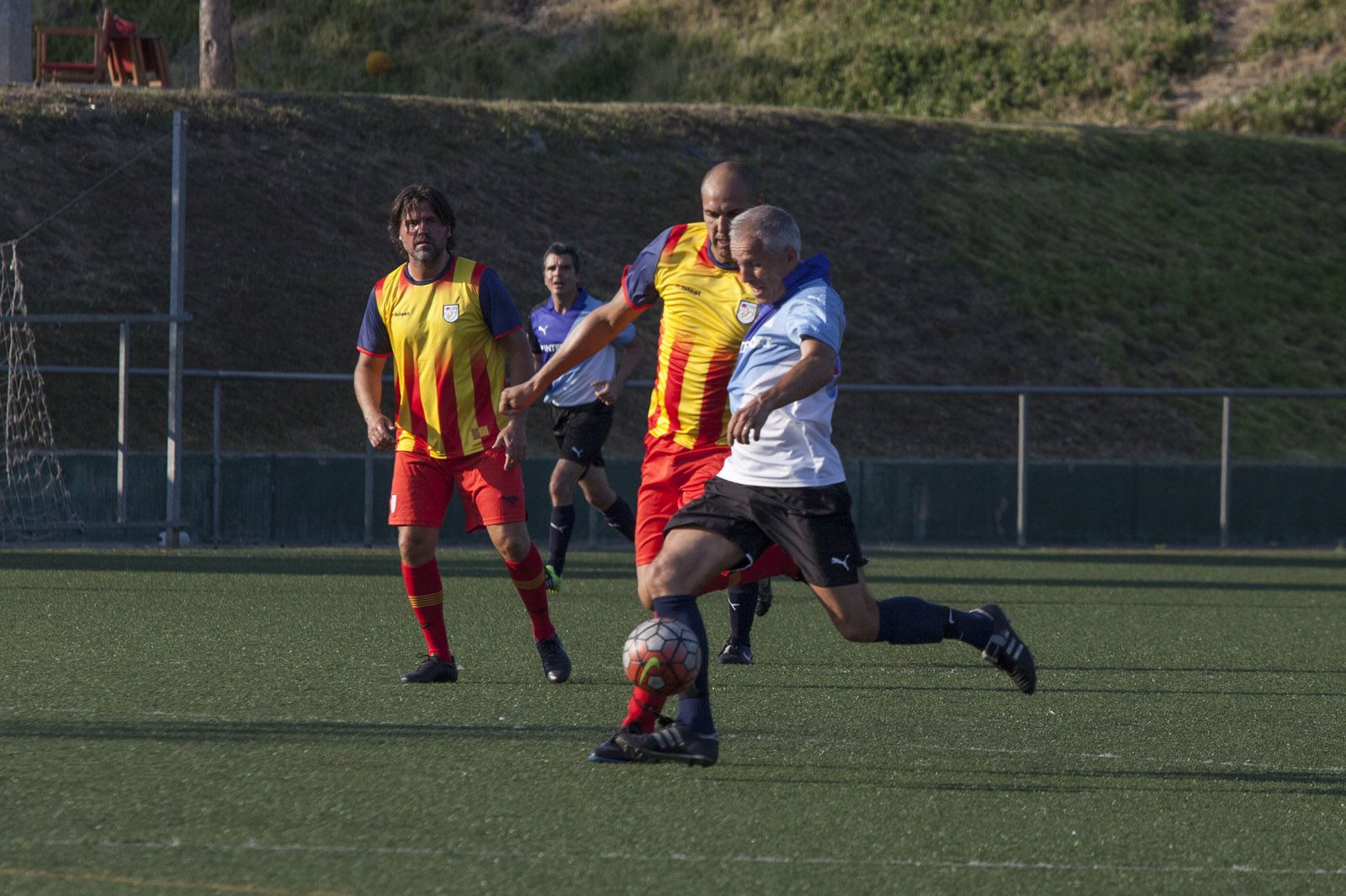 Roger Garcia, Manel i Hans Schönhöfer en una acció del partit. FOTO: Lali Puig
