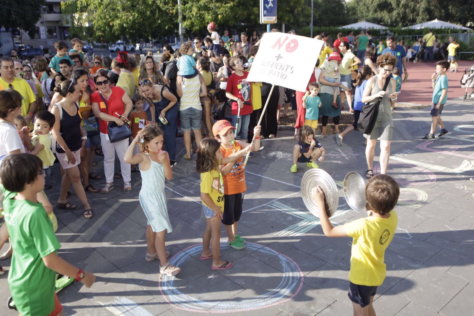 La manifestació ha tingut lloc a les portes del Consistori FOTO: Artur Ribera 
