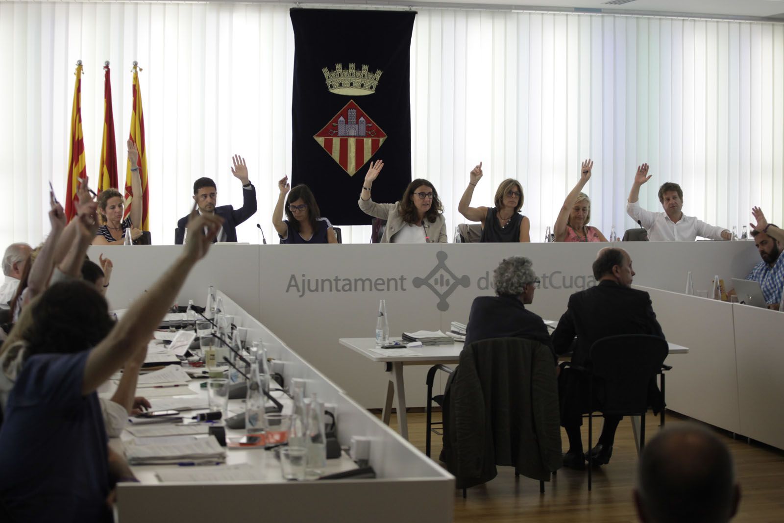  Una de les diverses votacions al Ple