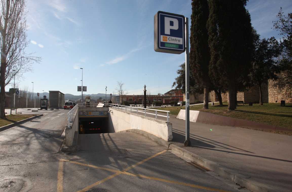 L'aparcament municipal al costat del Monestir de Sant Cugat FOTO: Lluís Llebot
