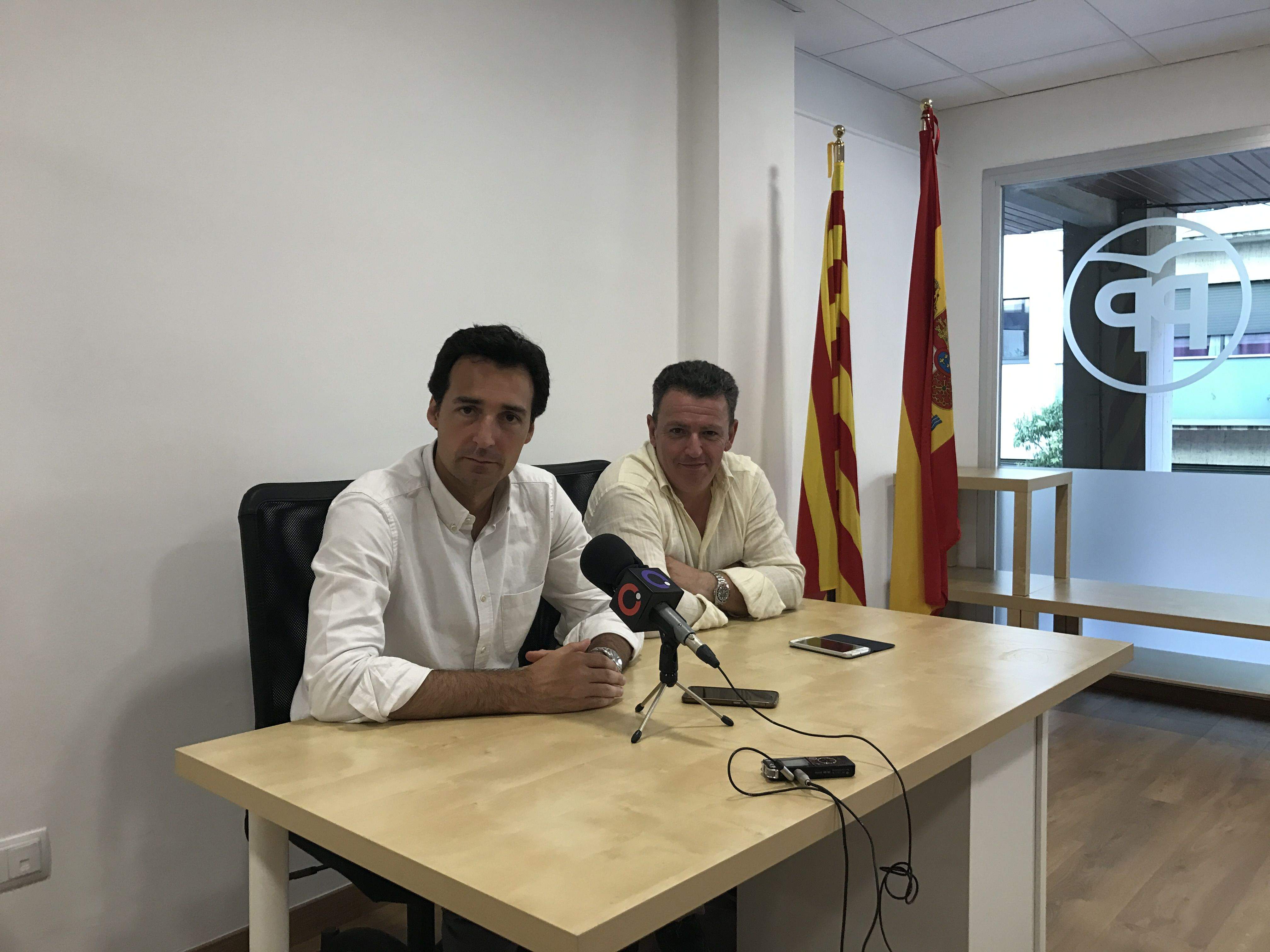Àlvaro Benejam, a l'equerra de la imatge a la nova seu del PP FOTO: Mireia Puente 