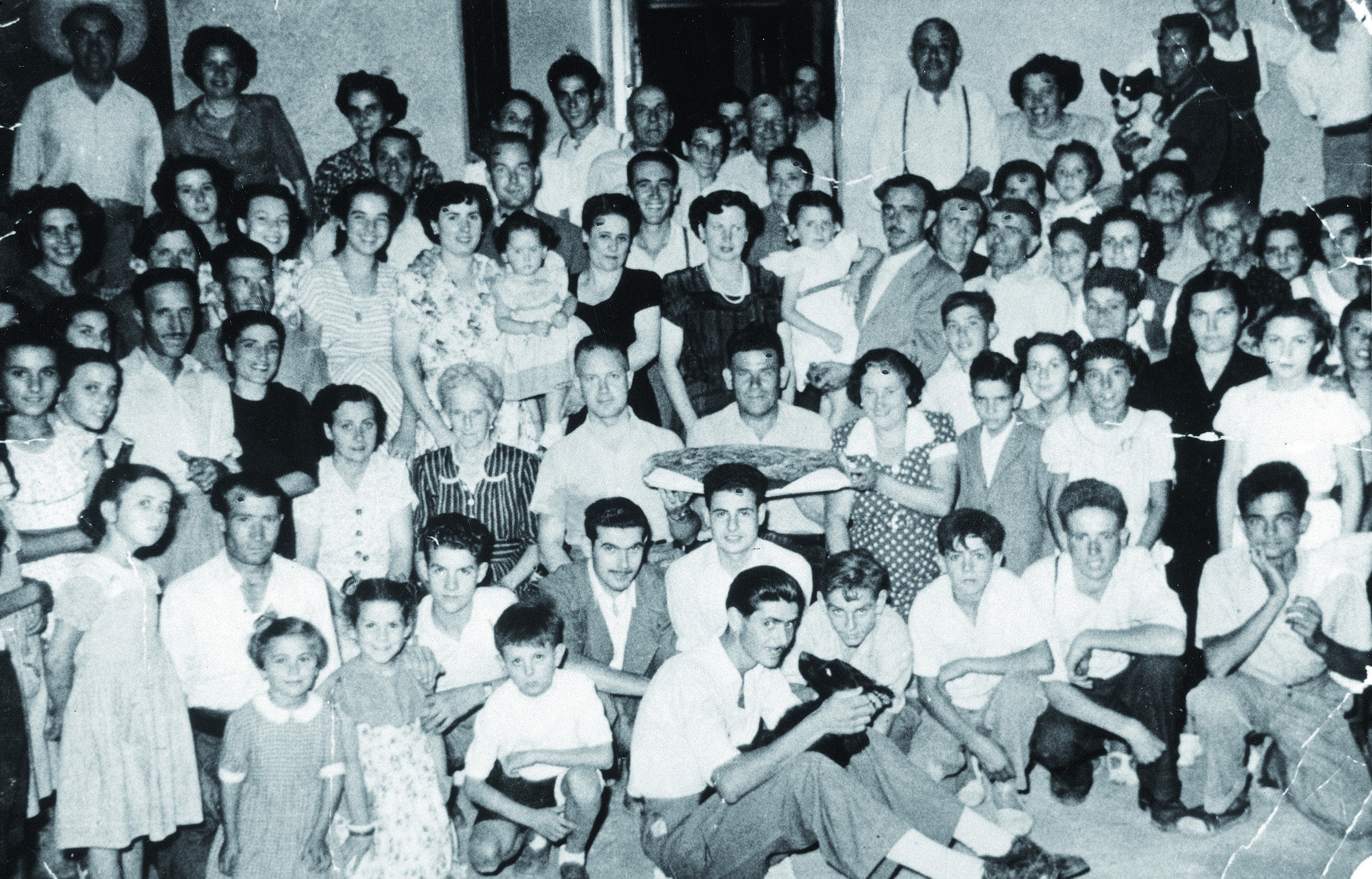 Veïns del carrer del Monestir celebrant la revetlla a la fresca. FOTO: Cedida