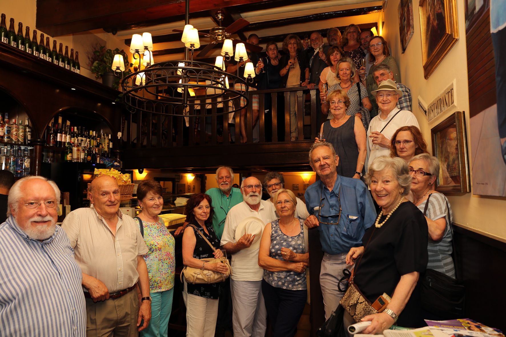 Imatge de família de l'última tertúlia amb Magda Oranich com a protagonista FOTO: Lluís Llebot 