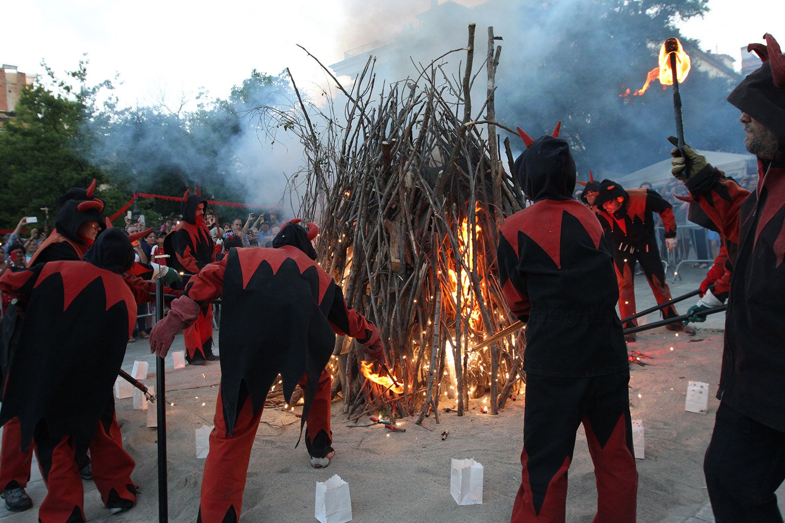 Encesa de la foguera de Sant Joan l'any 2016  FOTO: Haidy Blanch