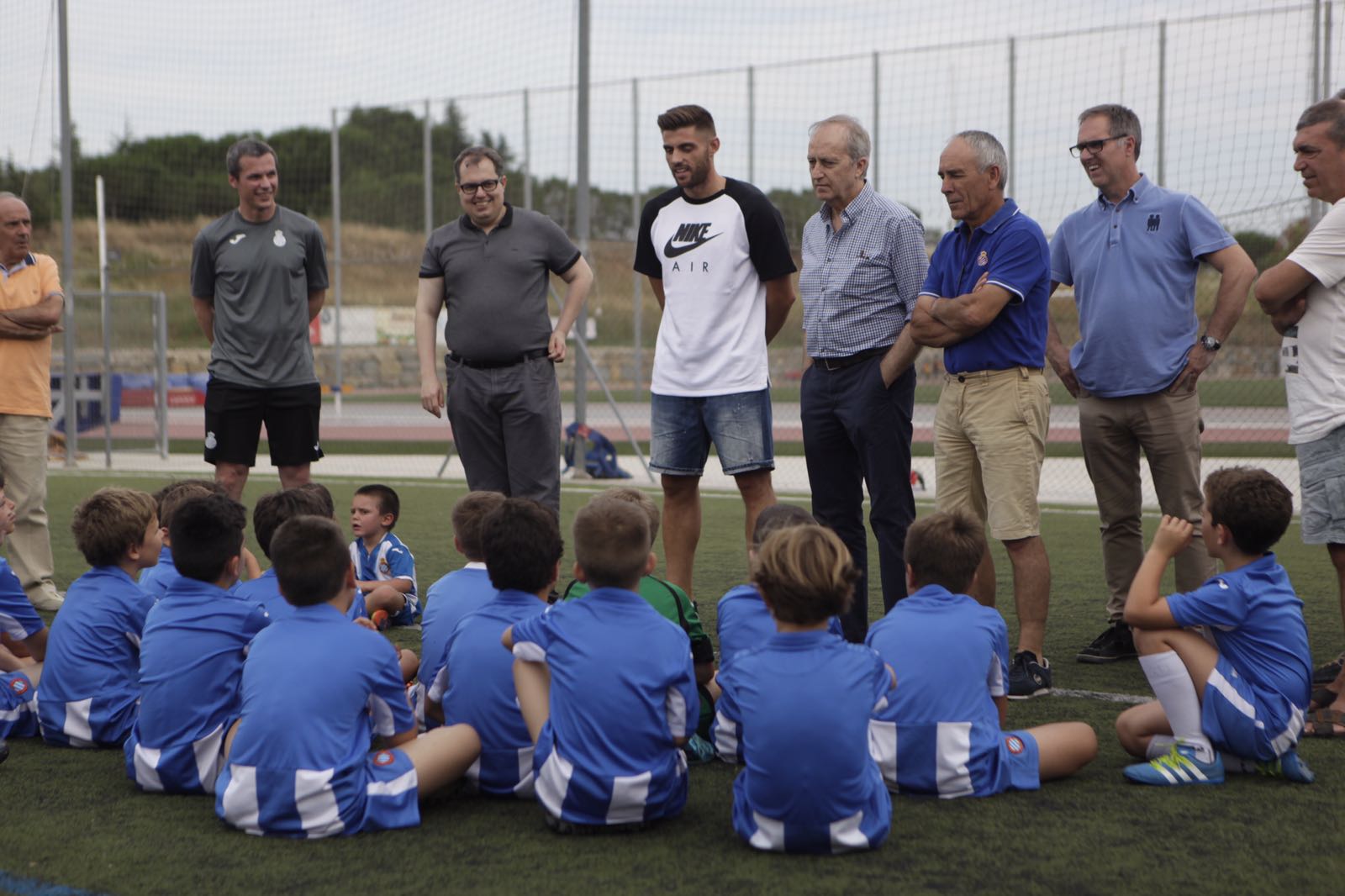 David López xerrant amb els nois de l'escola de futbol. FOTO: Artur Ribera
