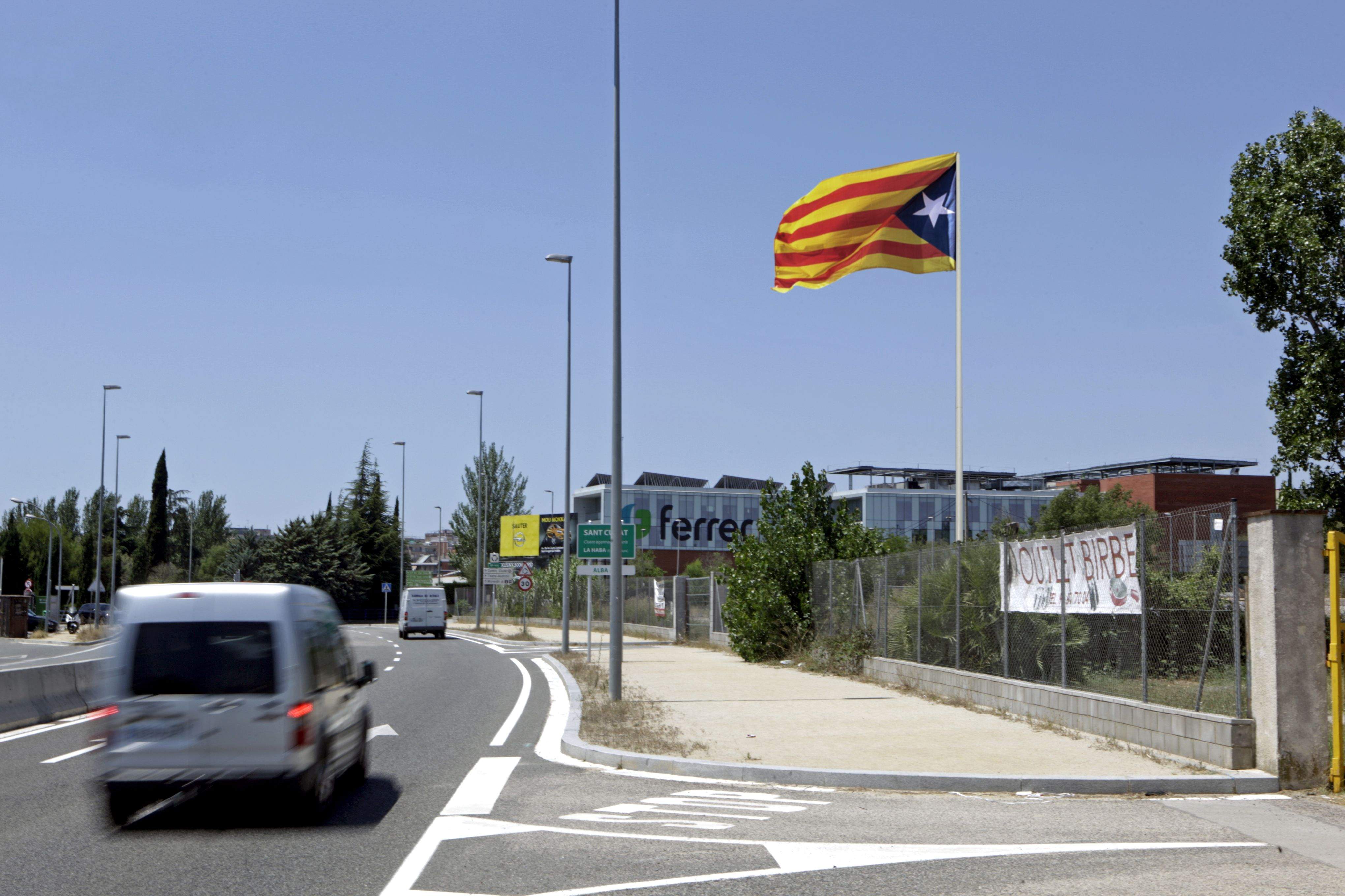 L'estelada que es va hissar a l'accès a Sant Cugat des de Barcelona el 23 de juny. Foto: A. Ribera