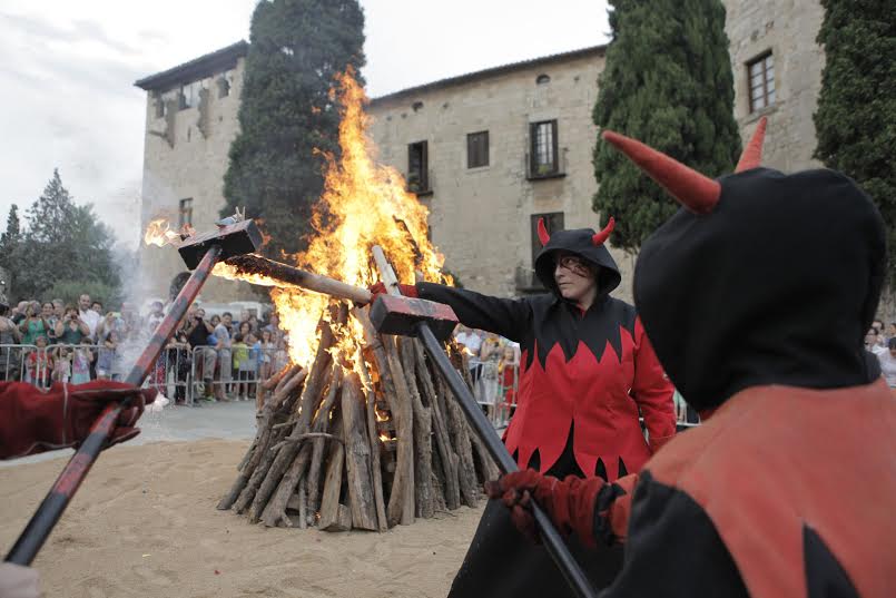 Sant Cugat rep el símbol d'unitat dels Països Catalans amb la Flama del Canigó  FOTO: Artur Ribera