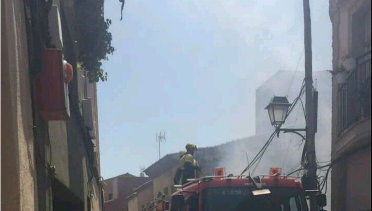 Fum de l'incendi del carrer de Sant Domènec FOTO: Cedida