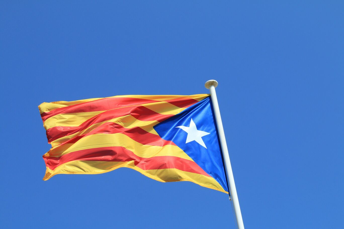 Hissada de l'estelada a Sant Cugat FOTO: Lali Álvarez