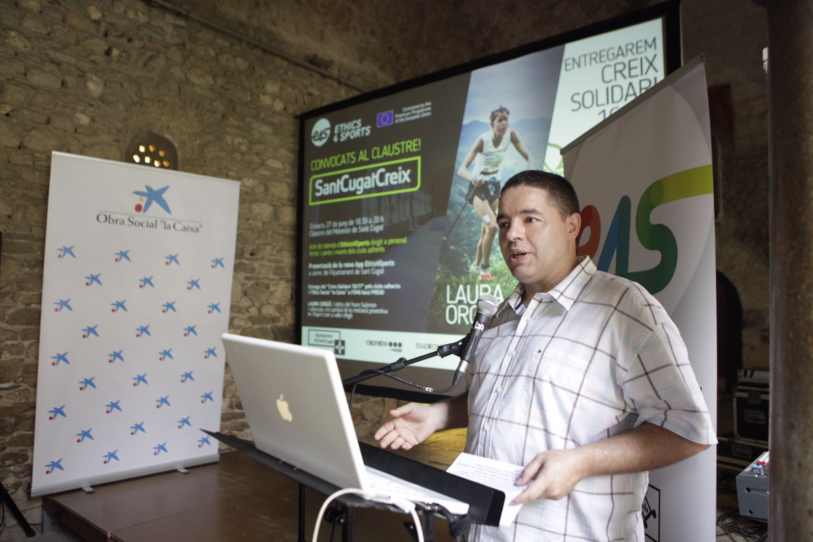 Albert Salarich, president de Sant Cugat Creix, durant l'acte al Claustre del Monestir. FOTO: Artur Ribera