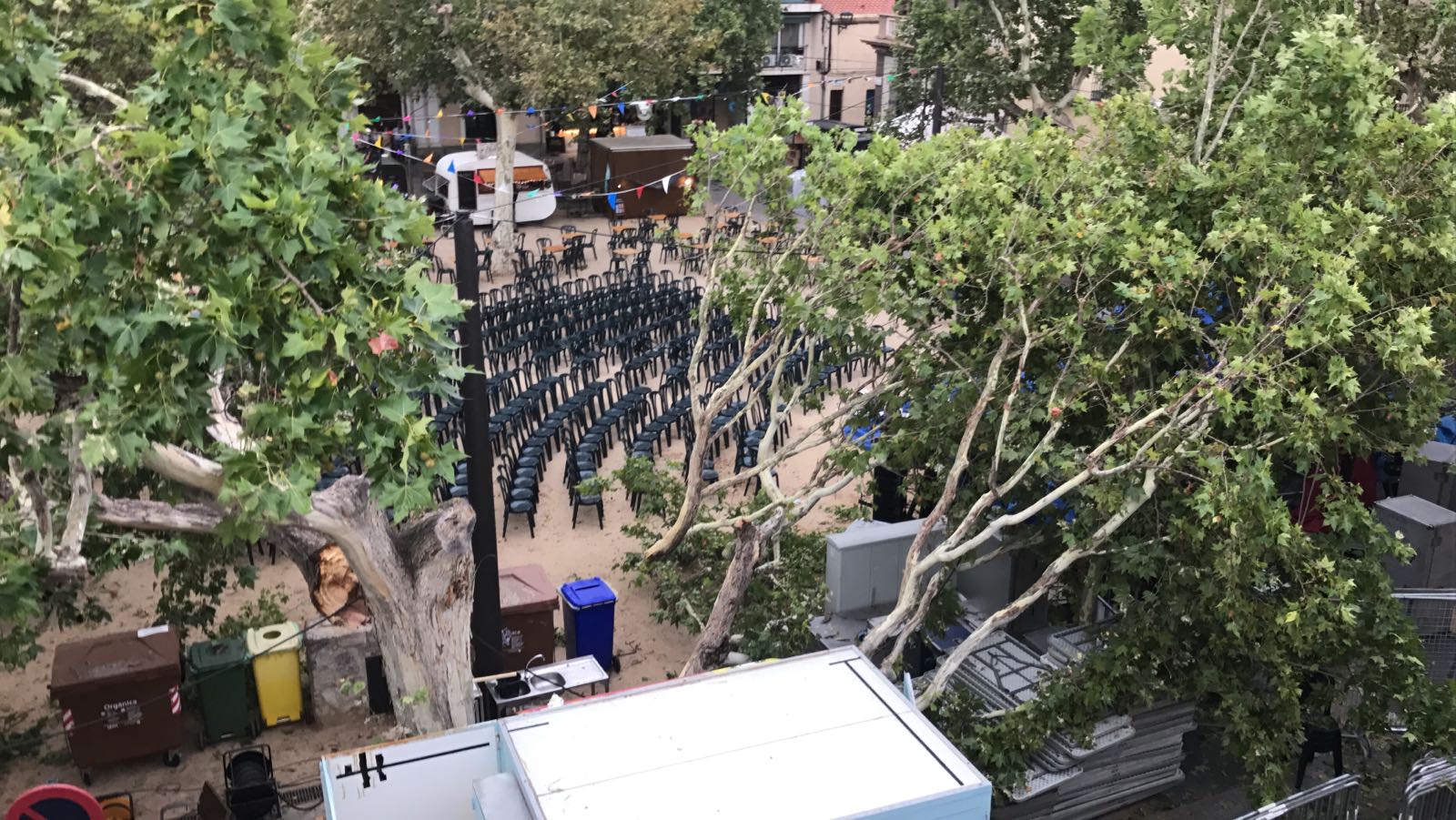 La Branca ha caigut a sobre de part de les instal·lacions que han d'acollir la festa a l'espai taverna de la plaça de Barcelona FOTO: Mireia Puente
