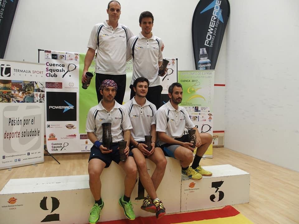 Santi Grau, assegut a l'esquerre de la imatge, amb els seus companys d'equip del CT Sabadell. FOTO: Cedida