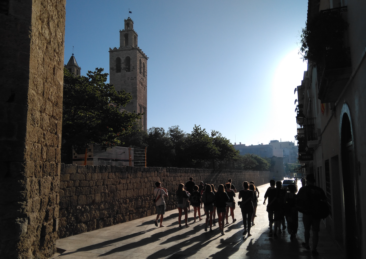 Grallers i timbalers passant pel Monestir de Sant Cugat FOTO: TOT Sant Cugat