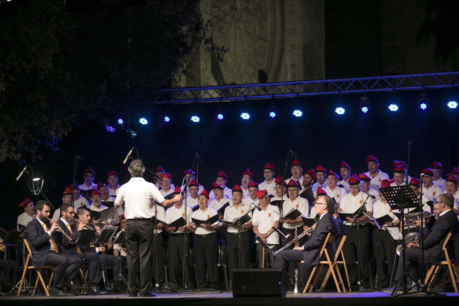 Festejant la sardana amb el Cor de la Societat Coral La Lira i la Cobla Sant Jordi-Ciutat de Barcelona, en concert, a la Plaça de l’Om. FOTO: Lali Puig