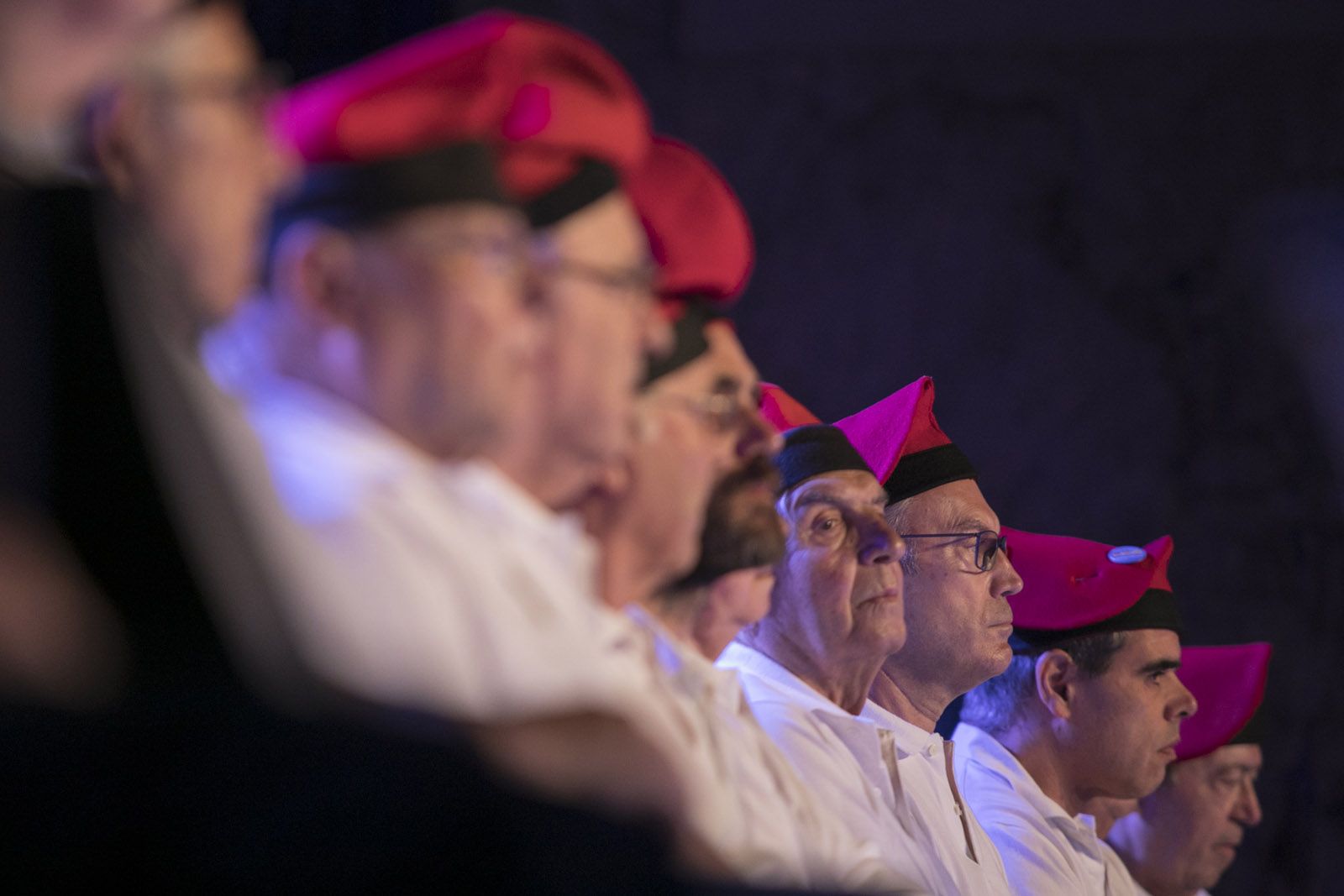 Festejant la sardana amb el Cor de la Societat Coral La Lira i la Cobla Sant Jordi-Ciutat de Barcelona, en concert, a la Plaça de l’Om. FOTO: Lali Puig