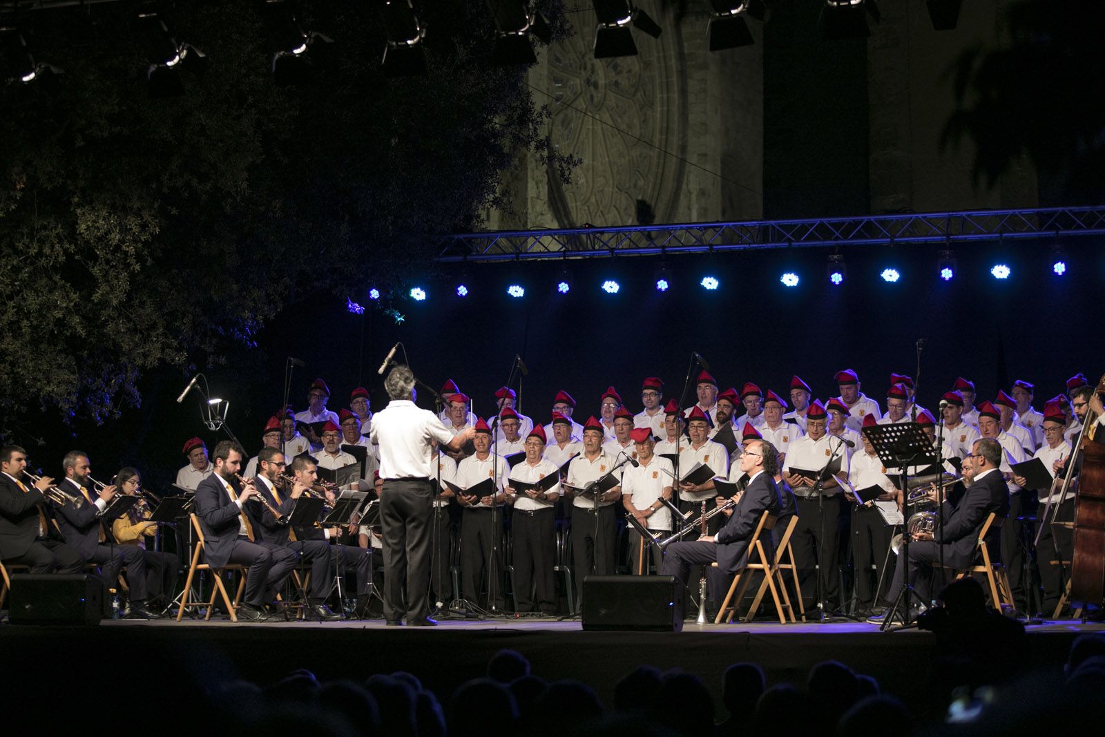 Festejant la sardana amb el Cor de la Societat Coral La Lira i la Cobla Sant Jordi-Ciutat de Barcelona, en concert, a la Plaça de l’Om. FOTO: Lali Puig