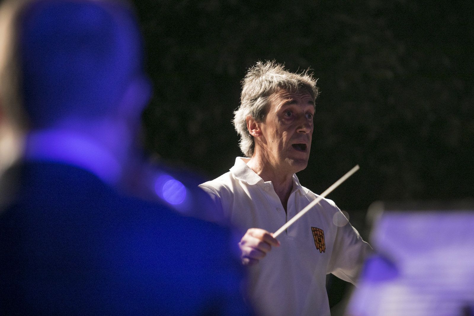 Festejant la sardana amb el Cor de la Societat Coral La Lira i la Cobla Sant Jordi-Ciutat de Barcelona, en concert, a la Plaça de l’Om. FOTO: Lali Puig