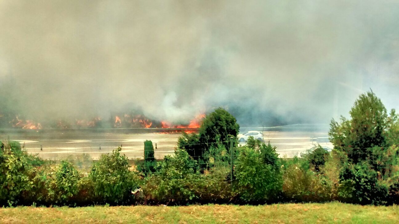 Les flames es veuen des de diversos punts FOTO: Mònica Condeminas