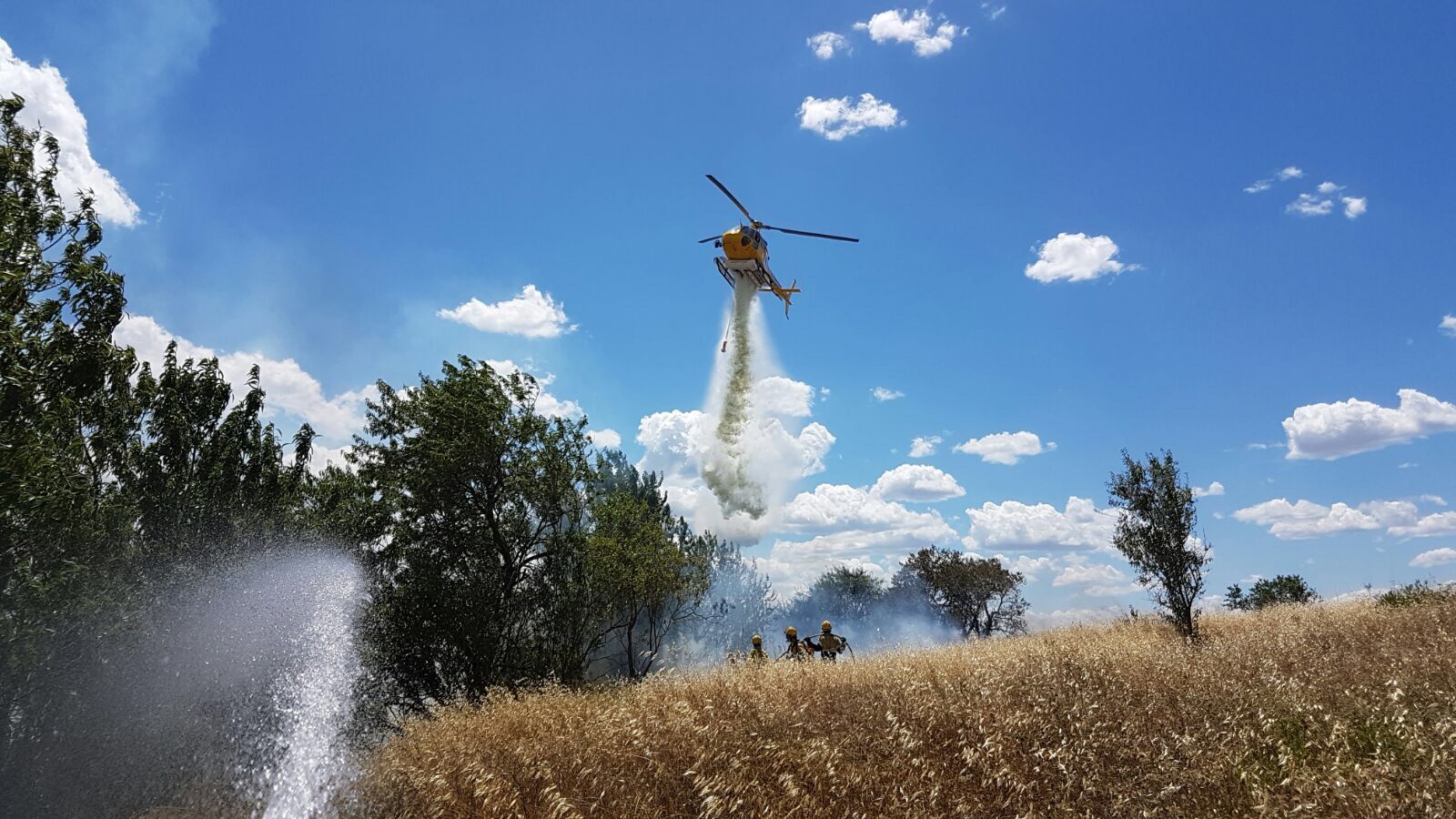 Imatge d'un helicòpter durant tasques d'extinció de l'incendi en un foc a la C-16 a Volpelleres FOTO: Cedida 