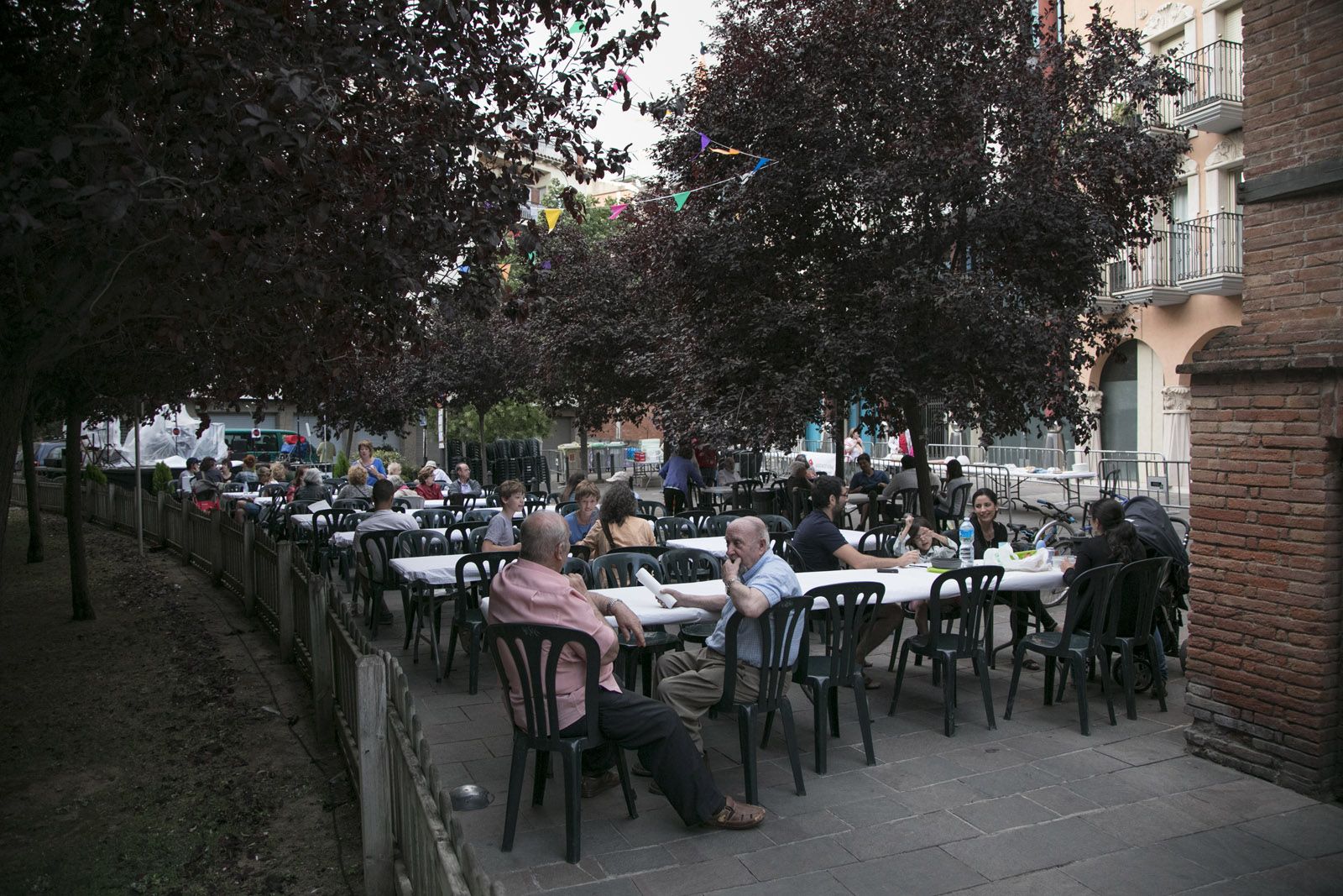 14è Sopar popular del barri Centre-Estació a la Plaça de Sant Antoni. FOTO: Lali Puig